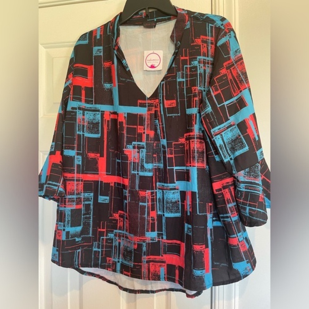Shelia Rose/Nadine West geometric v-neck shirt women’s 2x